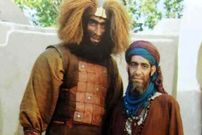 عکس؛ سفر به تاریخ؛ «غول لشکر زبیری» (مختارنامه) در نوجوانی در کنار مربی‌اش