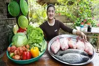 ببینید| غذای روستایی در کامبوج؛ پخت یک غذای سنتی با ماهی، سبزیجات و نودل