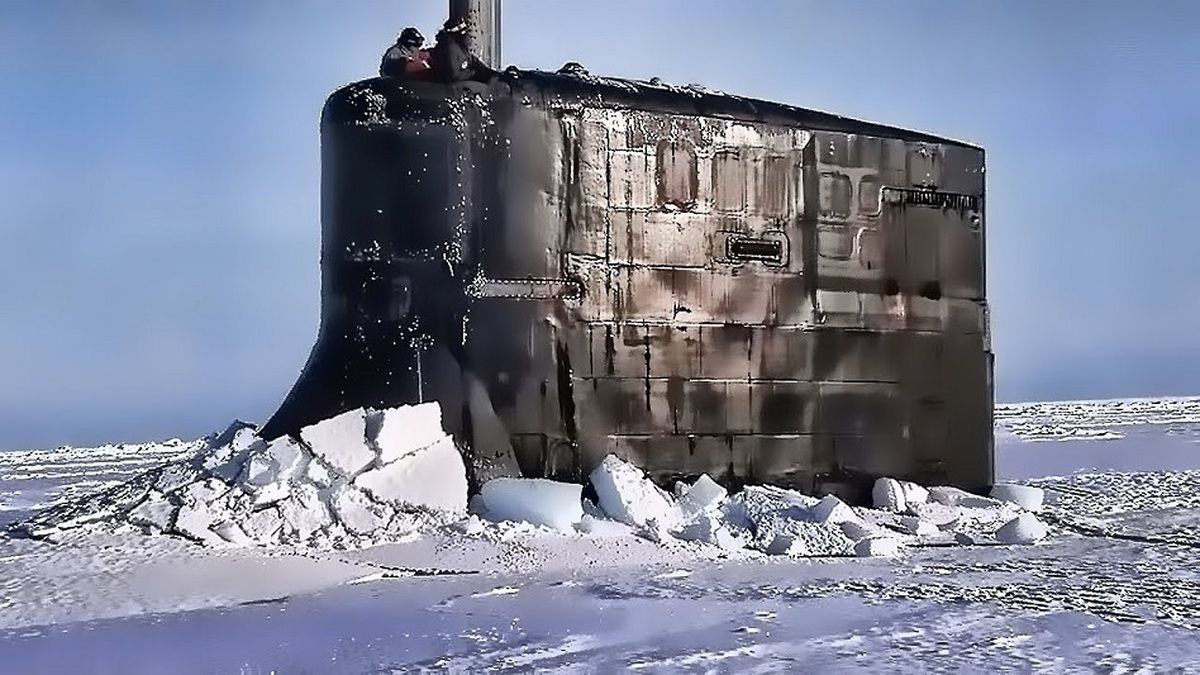 (ویدئو) لحظه حیرت انگیز بیرون آمدن زیردریایی اتمی آمریکا از زیر یخ های قطب
