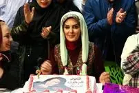 عکس| سفر زمان؛ «سارا خوئینی‌ها» با سبیل و کلاه در کنار «امیرحسین رستمی»