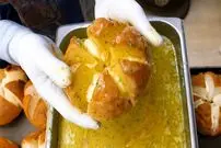 ببینید| غذای خیابانی در کره؛ پخت نان سیر و پنیر مجبوب در سئول