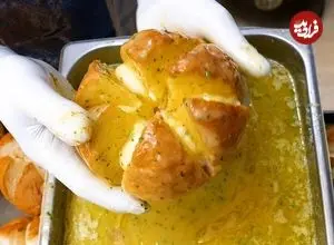 ببینید| غذای خیابانی در کره؛ پخت نان سیر و پنیر مجبوب در سئول