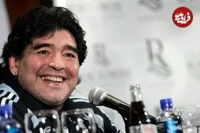 عکس| سفر در زمان؛ «دیه‌گو مارادونا» با جام قهرمانی در دست در ورزشگاه هنگ کنگ؛ سال 1360