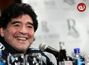 عکس| سفر در زمان؛ «دیه‌گو مارادونا» با جام قهرمانی در دست در ورزشگاه هنگ کنگ؛ سال 1360