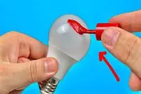 (ویدئو) نحوه تعمیر لامپ LED با سیم ظرفشویی و لاک ناخن! 