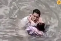 (ویدئو) نجات دختربچه درحال غرق شدن از رودخانه خروشان