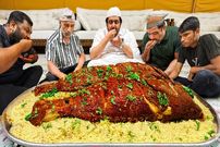 ببییند؛ غذای خیابانی در مالزی؛ پخت مندی ماهی کپور توسط آشپز قطری در کوالالامپور 