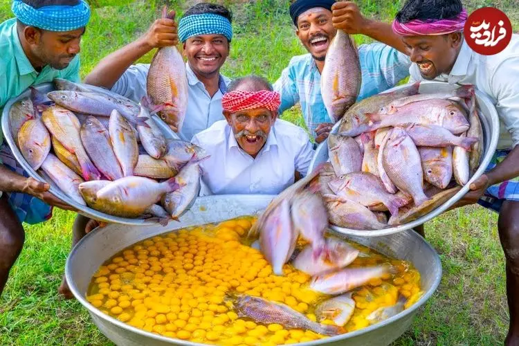 ببینید| غذای روستایی در هند؛ پخت املت با ماهی و تخم مرغ