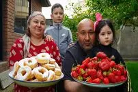 ببینید| غذای روستایی در روسیه؛ پخت دونات توت فرنگی در روستا