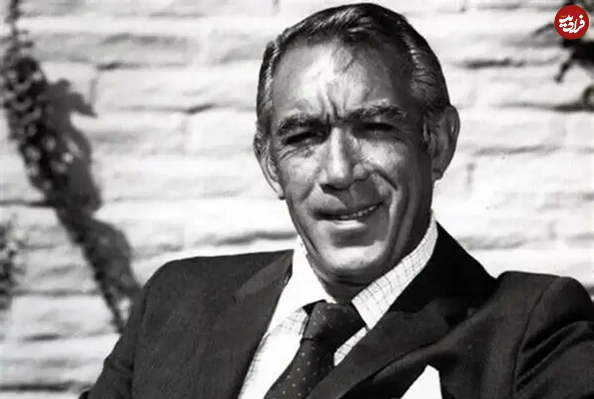 عکس| سفر در زمان؛ «آنتونی کوئین» در حال نواختن فلوت در کنار پنجره خانه اش؛ سال 1335