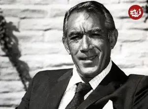 عکس| سفر در زمان؛ «آنتونی کوئین» در حال نواختن فلوت در کنار پنجره خانه اش؛ سال 1335