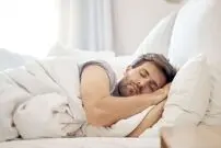 ۱۰ اشتباهی که ناخواسته کیفیت خوابتان را نابود می‌کند