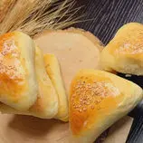 فطایر پنیری؛ نان شیرین و نرم با مغز پنیر