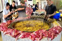 ببینید؛ غذای خیابانی در ازبکستان؛ پخت 1000 کیلوگرم سمرقند پلو با گوشت؛ غذای محبوب ازبک ها در تاشکند