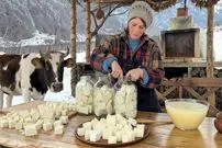 ببینید| غذای روستایی در آذربایجان؛ تهیه پنیر با شیر تازه گاو در هوای برفی 