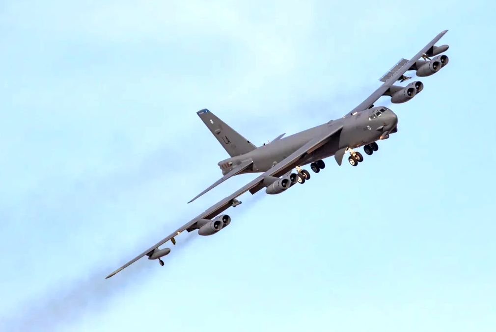 چرا بمب افکن استراتژیک B-52 Stratofortress تنها هواپیمای دارای هشت موتور است؟