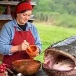 ببینید| غذای روستایی در آذربایجان؛ پخت گربه ماهی غول پیکر با آلو و رب انار در تنه درخت