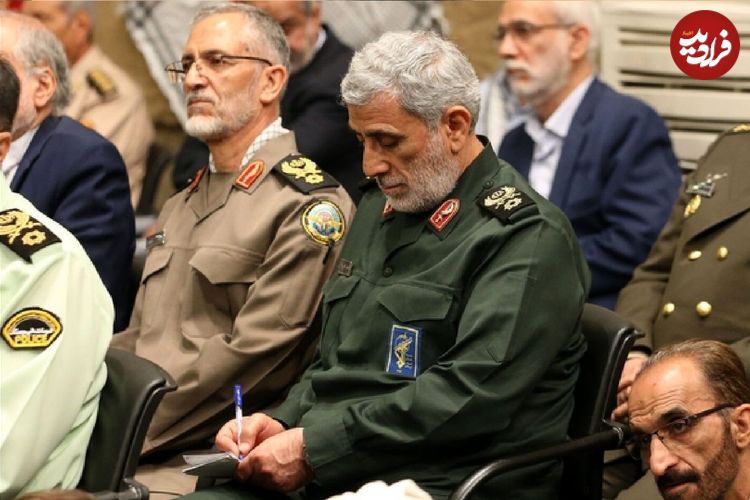 عکس؛ سفر در زمان؛ «سردار قاآنی» در حال عیادت از دوست جانبازش؛ دهه 60