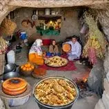 ببینید| غذای روستایی در ایران؛ پخت پلوی مخلوط با مرغ، کیک پرتقالی و نان در غار