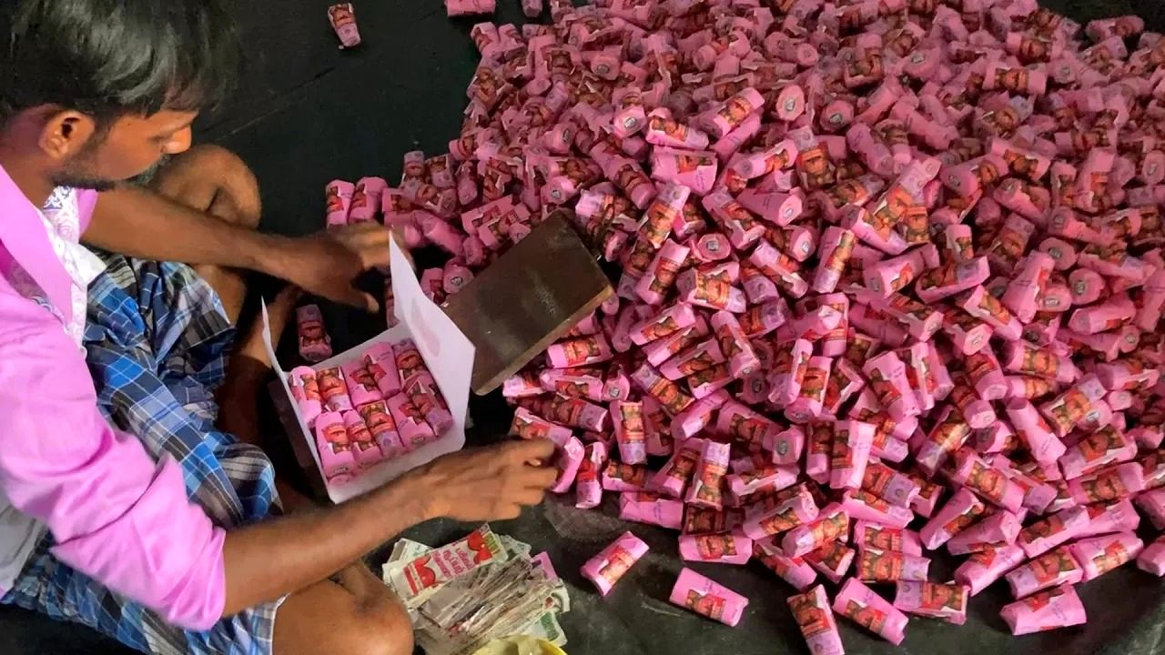(ویدئو) هندی ها چگونه سیگار برگ دست ساز را در خانه تولید و بسته بندی می کنند؟