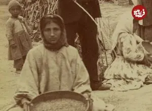 عکس| سفر زمان؛ زنان اهل سلماس در حال پاک کردن گندم در دوران قاجار