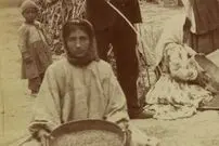 عکس| سفر زمان؛ زنان اهل سلماس در حال پاک کردن گندم در دوران قاجار