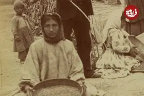 عکس| سفر زمان؛ زنان اهل سلماس در حال پاک کردن گندم در دوران قاجار