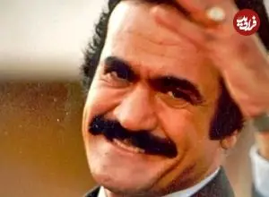 تصاویر| سفر در زمان؛ «فریدون فرخزاد» در کنار یک هواپیمای سبک در فرودگاه قلعه مرغی؛ سال 53