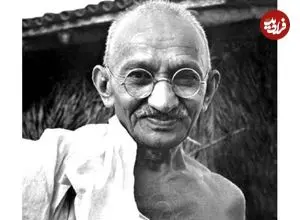 عکس| سفر در زمان؛ «ماهاتما گاندی» در حال خوردن غذا در راجکوت؛ سال 1317