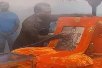 (ویدئو) تصویری باورنکردنی از تعارف قلیان به عکس رئیس معبد هندی