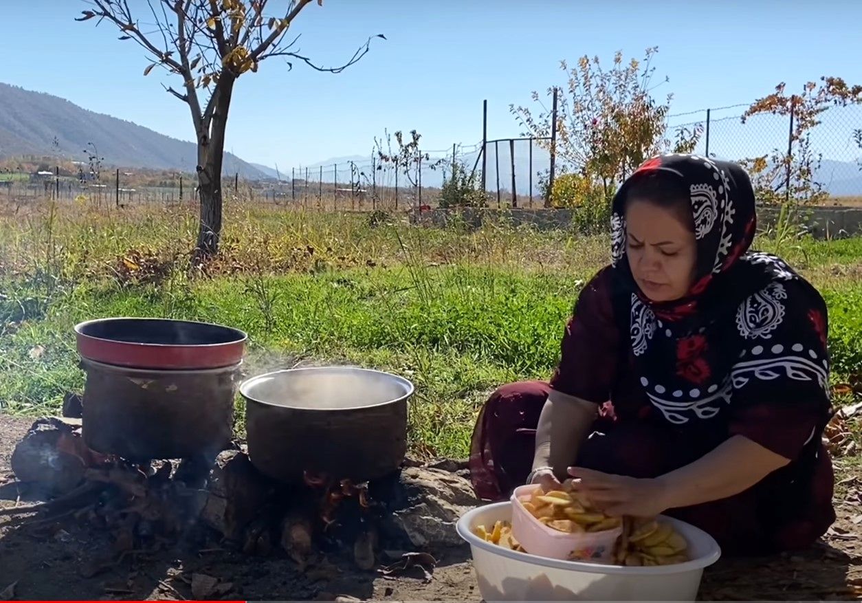 (ویدئو) برداشت و پخت مربای بِه توسط یک بانوی خوش سلیقه روستایی کردستانی