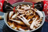 (ویدئو) پخت یک غذای خوشمزه با پای مرغ و نوشابه توسط آشپز مشهور فیلیپینی