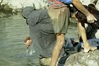 عکس| سفر زمان؛ اعضای یک خانواده در حال شستن قالی در چشمه‌علی شهرری؛ سال 46