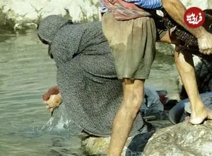 عکس| سفر زمان؛ اعضای یک خانواده در حال شستن قالی در چشمه‌علی شهرری؛ سال 46
