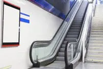 (ویدیو) حرکت خطرناک و دیوانه‌وار دو جوان روی پله برقی های مترو