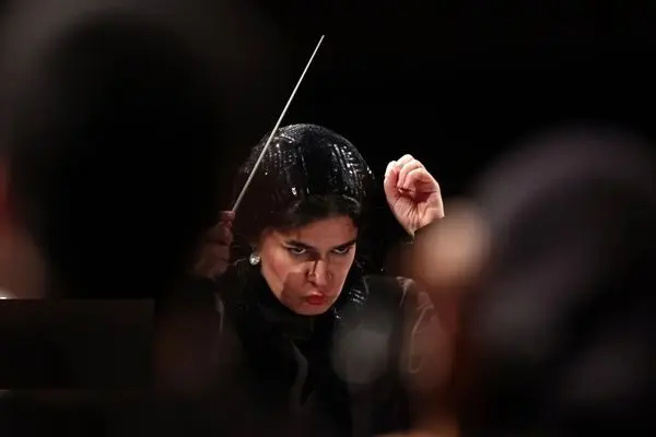 تصاویر؛ چه زیبا ! ارکستر سمفونیک تهران به رهبری پانیذ فریوسفی
