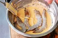 ببینید| غذای خیابانی در کامبوج؛ میگوی سوخاری با تخم مرغ، سیر و فلفل در پنوم پن