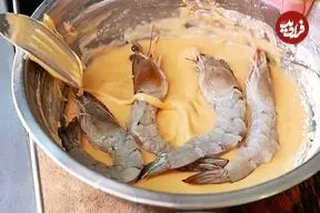 ببینید| غذای خیابانی در کامبوج؛ میگوی سوخاری با تخم مرغ، سیر و فلفل در پنوم پن