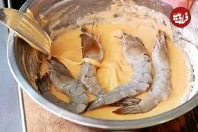 ببینید| غذای خیابانی در کامبوج؛ میگوی سوخاری با تخم مرغ، سیر و فلفل در پنوم پن