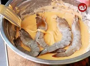 ببینید| غذای خیابانی در کامبوج؛ میگوی سوخاری با تخم مرغ، سیر و فلفل در پنوم پن