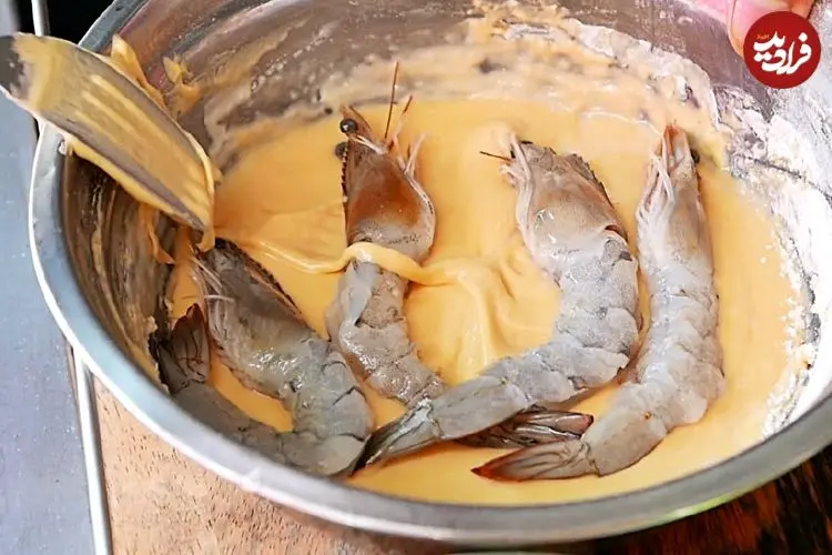 ببینید| غذای خیابانی در کامبوج؛ میگوی سوخاری با تخم مرغ، سیر و فلفل در پنوم پن