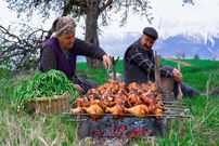 ببینید؛ غذای روستایی در آذربایجان؛ کباب ران مرغ با سبزیجات تازه در طبیعت