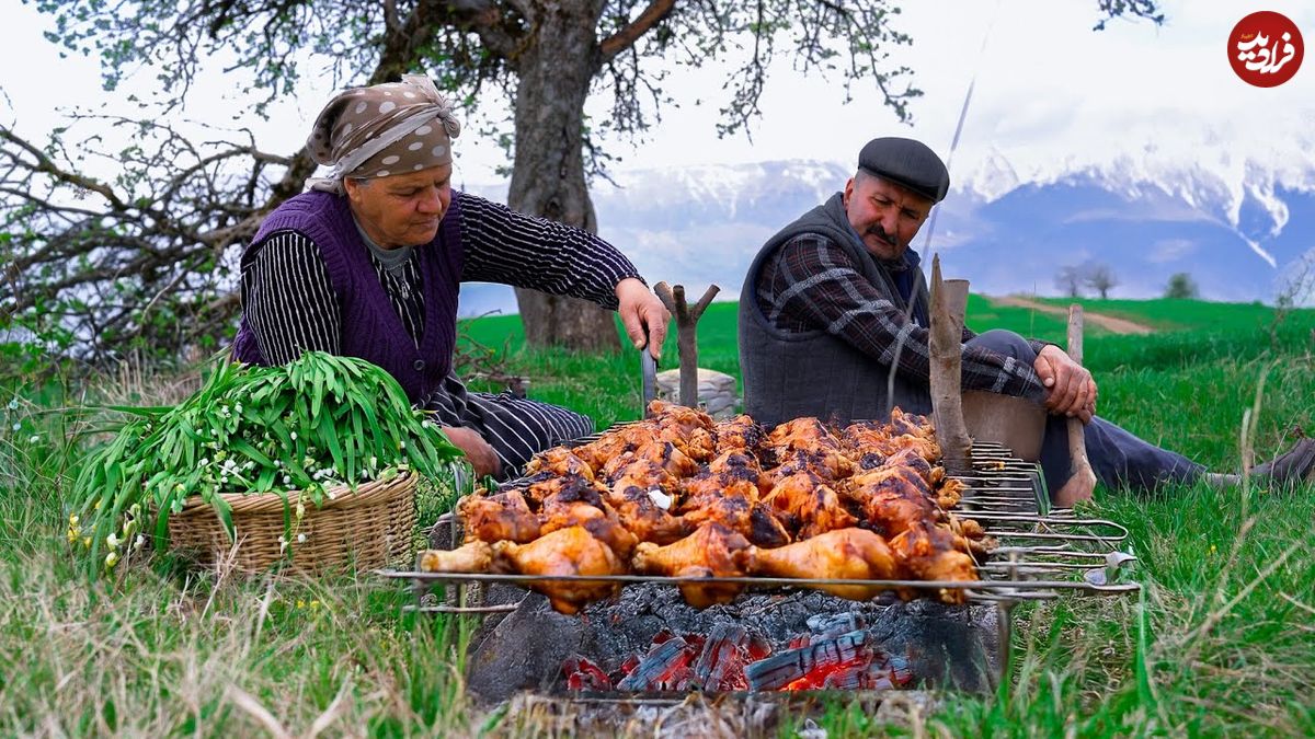 ببینید؛ غذای روستایی در آذربایجان؛ کباب ران مرغ با سبزیجات تازه در طبیعت