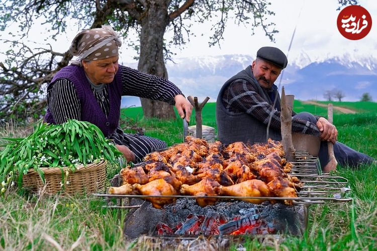 ببینید؛ غذای روستایی در آذربایجان؛ کباب ران مرغ با سبزیجات تازه در طبیعت