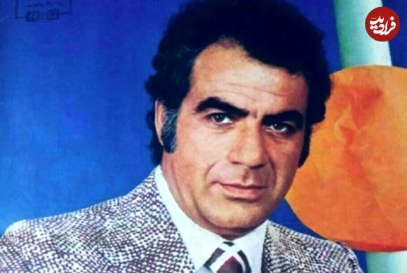 عکس| سفر در زمان؛ «ناصر ملک مطیعی» در حال خواندن فیلمنامه در خانه اش؛ دهه 40
