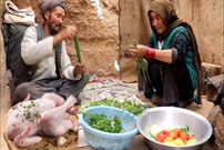 ببییند؛ غذای روستایی در افغانستان؛ پخت خوراک مرغ و سیب زمینی توسط زوج سالخورده افغان
