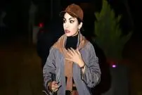 تصاویر؛ خستگی در کردن صحرا اسدالهی با قهوه؛ استایل راحت بازیگر بعد از تئاتر