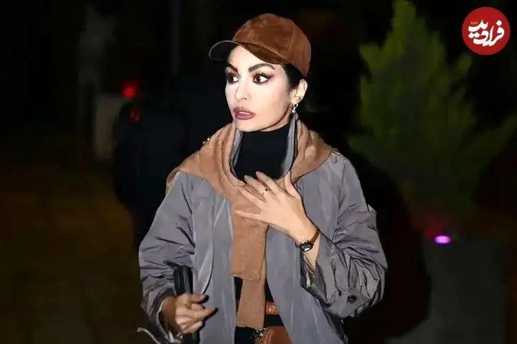 تصاویر؛ خستگی در کردن صحرا اسدالهی با قهوه؛ استایل راحت بازیگر بعد از تئاتر