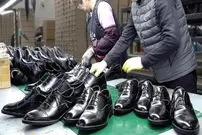 ببینید| فرآیند تماشایی تولید کفش های چرمی در کارخانه ای در کره جنوبی