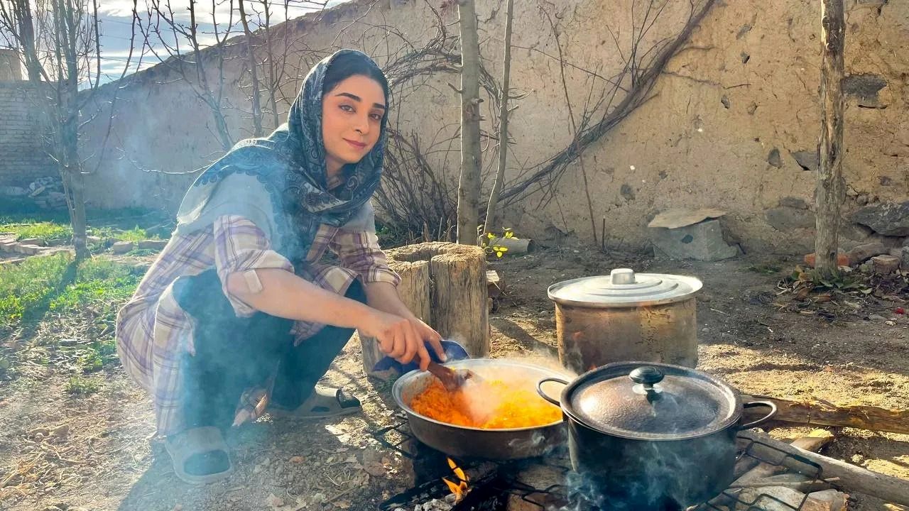 ویدئو غذای روستایی در ایران؛ پخت متفاوت پلو ازبکی با مرغ توسط یک دختر جوان